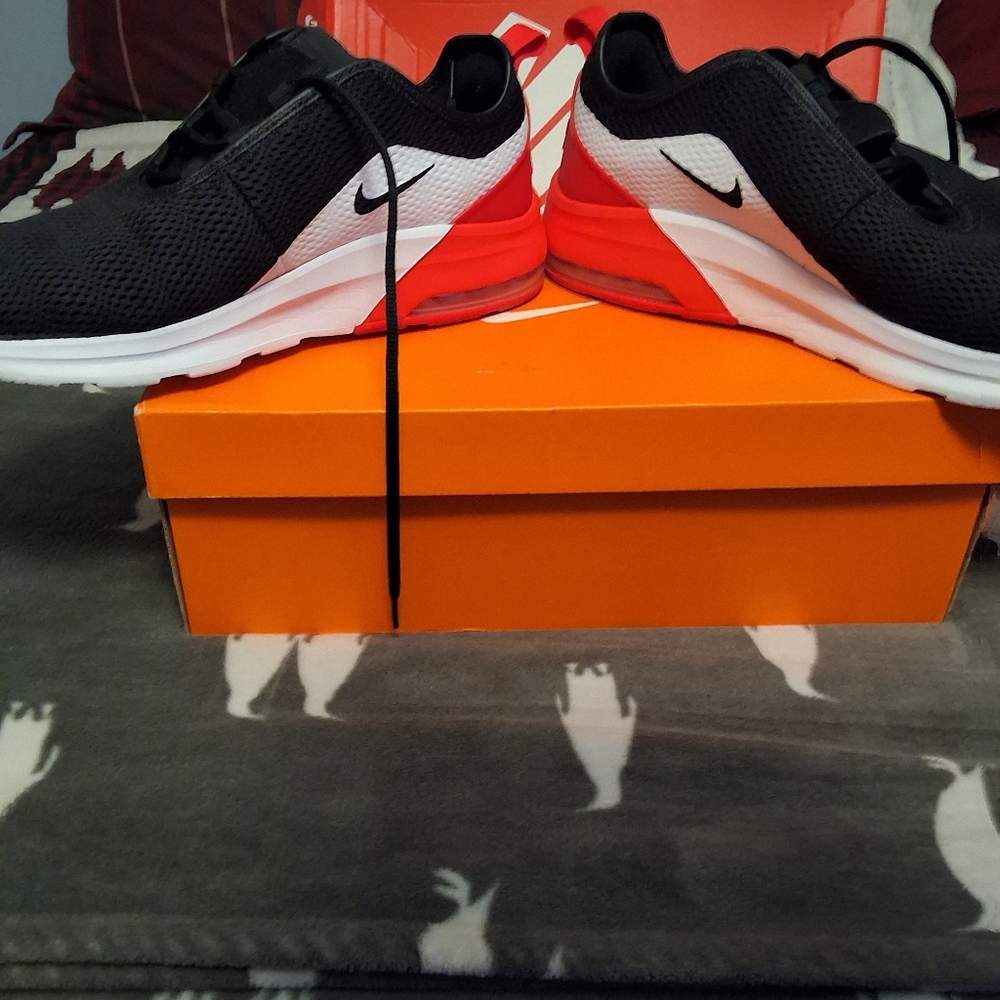 Nike Men's Black, White, and Red Sneakers